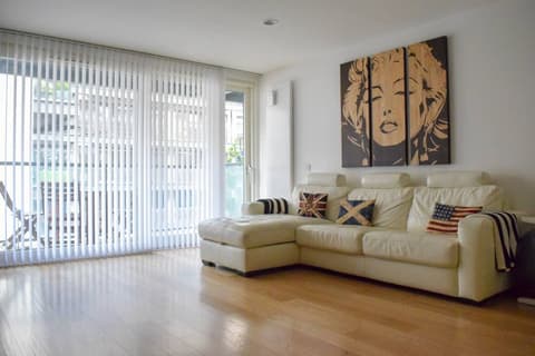 Modern 2 Bedroom Apartment With Balcony On A Canal