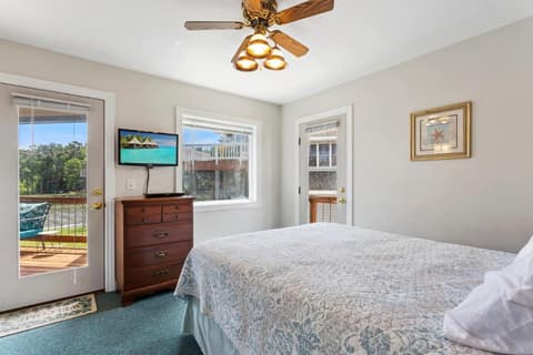 5550 Lighthouse Pointe Waterfront