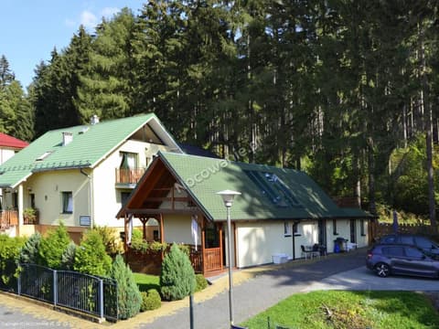 Domek pod świerkami