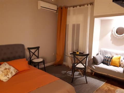 Myron, Athens - Cozy & King-Size Bed