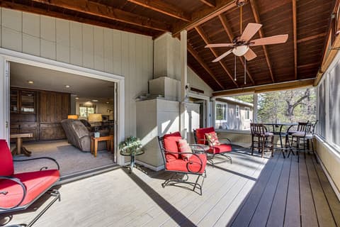 Sue's Deer Retreat - Mountain Views Abound When You Visit Sue's Deer Retreat. Enjoy 3/4 Acres of Space Plus a Fully-Screened Back Deck Perfect for Relaxing