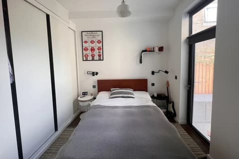 Contemporary 1 Bedroom Apartment in Peckham With Garden