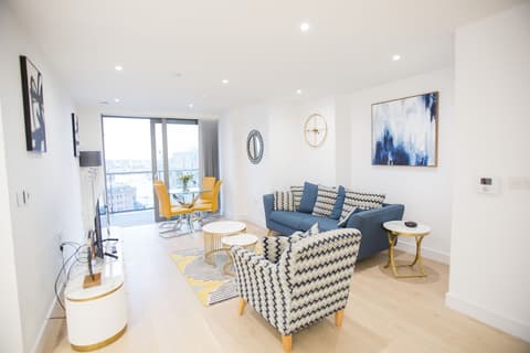 Canary Views One Bed and Bath Apartment