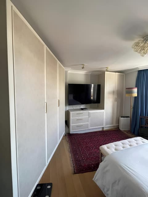 Vibrant & Art-filled 2BD Haven - Victoria