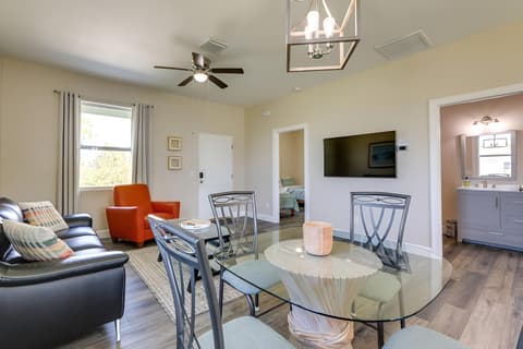 Englewood Home w/ Screened Porch ~ 6 Mi to Beach!
