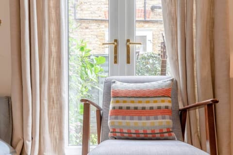 Newly Renovated 2 Bedroom Apartment in Earlsfield With Garden