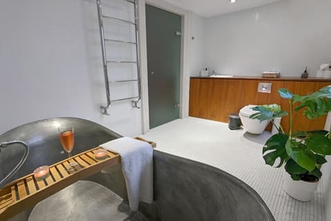 SUITE 4 DIAMOND