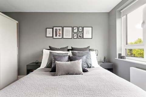 Lovely 2 Bed Apartment w Balcony nr River Thames