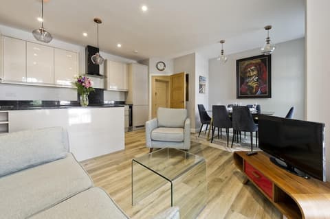 Stylish two Bedroom Apartment Near Tower Bridge by Underthedoormat