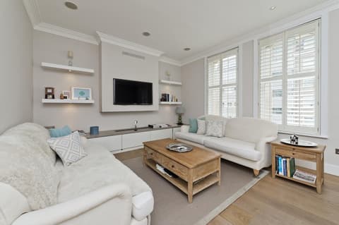 Immaculate two Bedroom Apartment in Chelsea by Underthedoormat