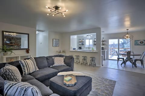 Gateway to Yosemite Home: Chic Oakhurst Oasis
