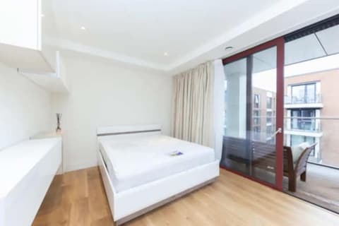 Modern 1 Bedroom Apartment With Balcony in Earlsfield