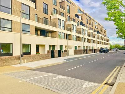 2 Bedroom Apartment in Stratford Olympic Park near Westfield with Balcony Parking and Velodrome View