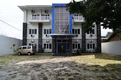 RedDoorz near Museum Keraton Surakarta