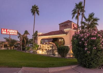 La Fuente Inn & Suites
