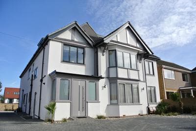 Broadstairs Apartments with luxurious 4-person communal hot tub - sleeps up to 20 people