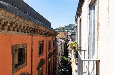 Spaccanapoli casa tre santi
