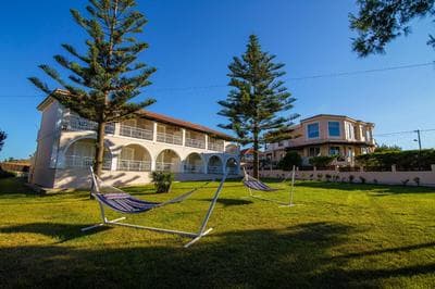 Kondarini's Sea View Studios - Close to the beach, by ZanteWize