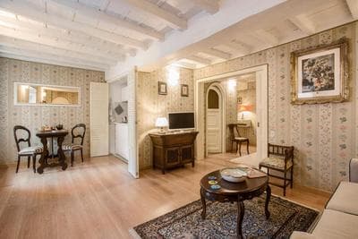Luxury Suite with Direct Trevi Fountain View Romantic Stay