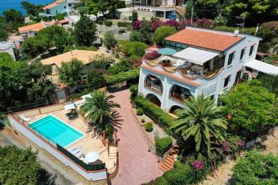 Villa del Golfo Urio with swimming pool shared by the two apartments it is essential to have a car