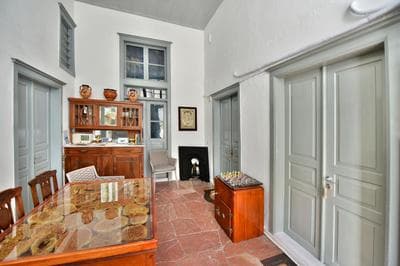 Port Mansion Studio 2 Hydra - first floor not a hotel - no cl eaning while guests inside