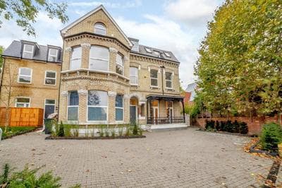 Modern and light 2 bed flat in SW2