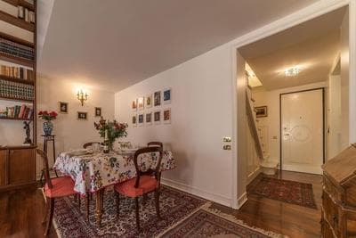 Quiet and classic on two floors, by Trevi Fountain - FromHometoRome
