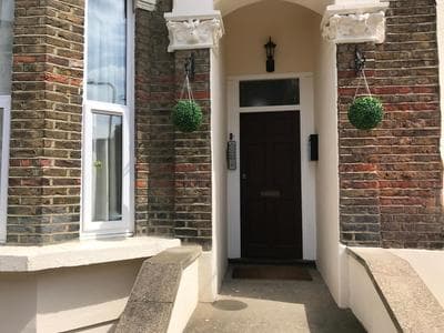 Stylish 2 Bed Apartment-Zone 2 - 10 Minutes to the heart of London- sleeps up 8