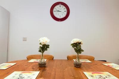 STYLISH 2 BEDROOM APARTMENT IN THE HEART OF GREENWICH