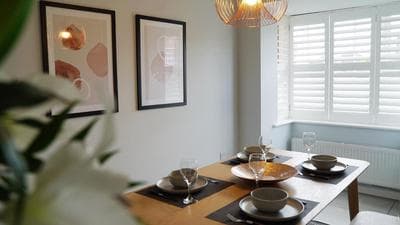 The Pavilion - Stunning, 4 Bedroom House with Free Parking