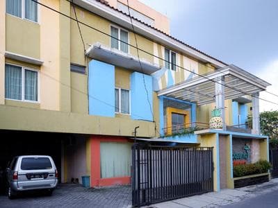 Pineapple Mansion Solo Mitra RedDoorz near RS JIH Solo