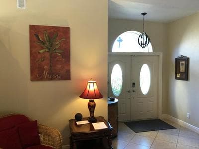 Tiki Paradise House & pool - 10 min to Beach!