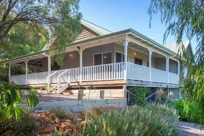 Hillview - Spacious Bushland Haven with Resort Access