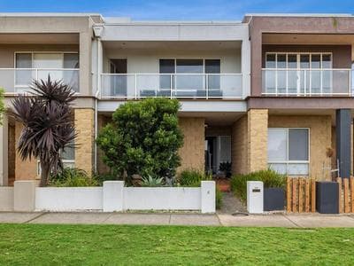 Esplanade Townhouse 4-209 Only 50m to Beach