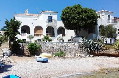 Beachfront Spetses spectacular fully equipped traditional Villa familiesgroups