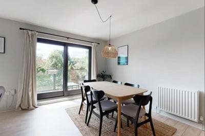Modern 2 bedroom flat with patio in Turnpike Lane