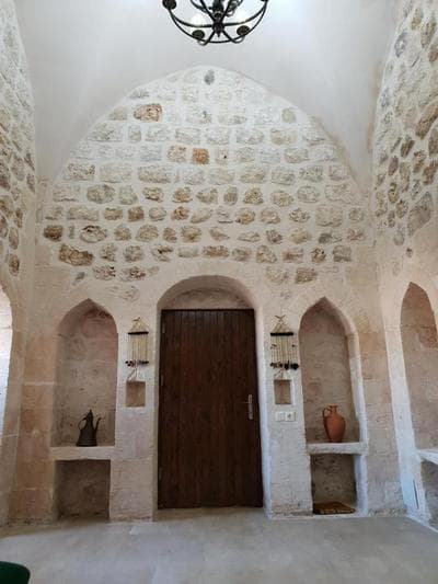 Mardin tarihi ulu Cami yanı, Kale divan konağı