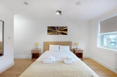 Modern split level 1 bedroom flat in Aldgate