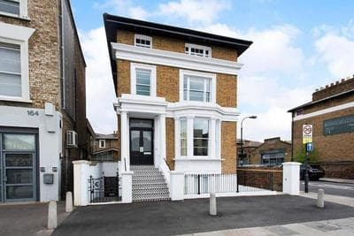Beautiful 2BR flat with free parking in West London