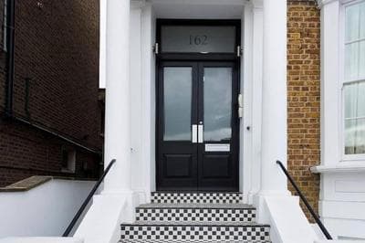 Recently redecorated bright 1BR near Shepherds Bush with parking SOA
