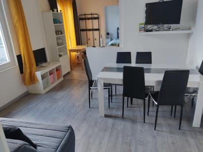 appartement individuelle refais a neuf,ds maison de maître,6 couchages dont un lit kingsize,cuisine avec lave vaisselle,rue privative pour se garer, access