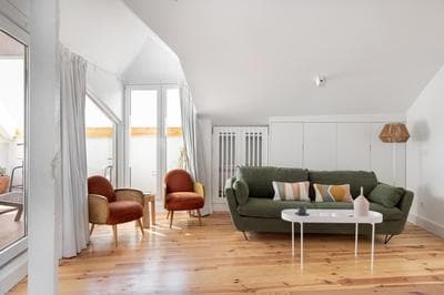 Spacious 6Bedroom House w/ Sunny Terrace in Lisbon