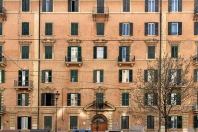 Sunny flat in elegant building close to Colosseum