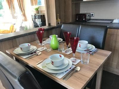 Brooksbank Lodge with Hot Tub