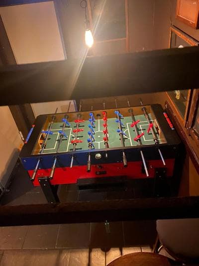 Schlafen über der Whiskybar