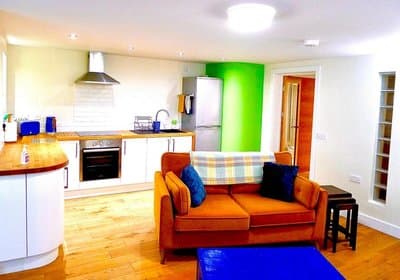 "Dragons Den" Centrally Located Modern Apartment