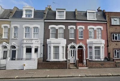 Cheerful 3 Bedroom Victorian house with back courtyard