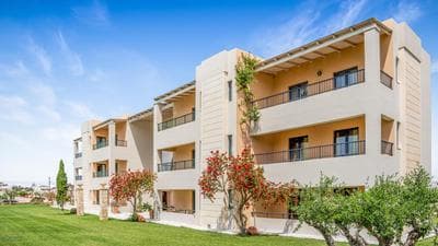 Golden Bay Apartments-Garden Haven