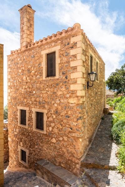 Kyklamino Castlehouse