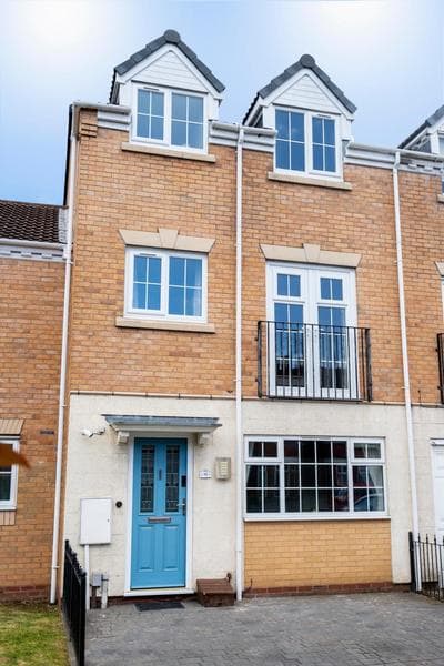 Bright & modern 4 bedroom townhouse